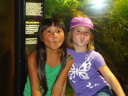 Kasen and Sarah at the aquarium